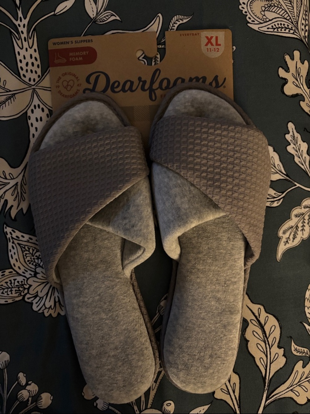 dearfoams Women's Light Gray Cross-Band Memory Foam Slippers